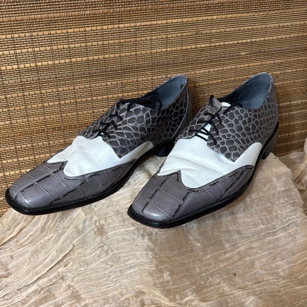 Stacy Adams men’s Gray and White Dress Shoes
Size 11